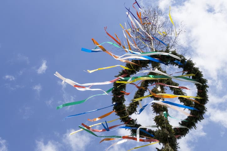 Bunt geschmückter Maibaum von unten mit blauem Himmel am 01. Mai 2024 in Kaiserslautern.