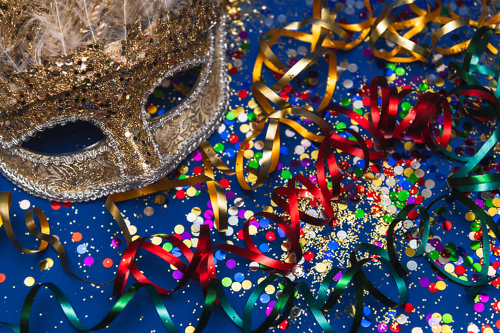 Maske und Konfetti bei Karneval in Kaiserslautern