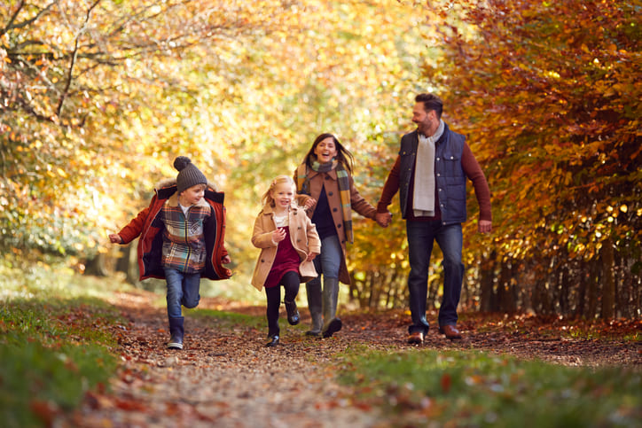 Familie beim Herbstspaziergang in der Region Kaiserslautern