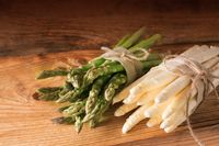Grüner und weißer Spargel